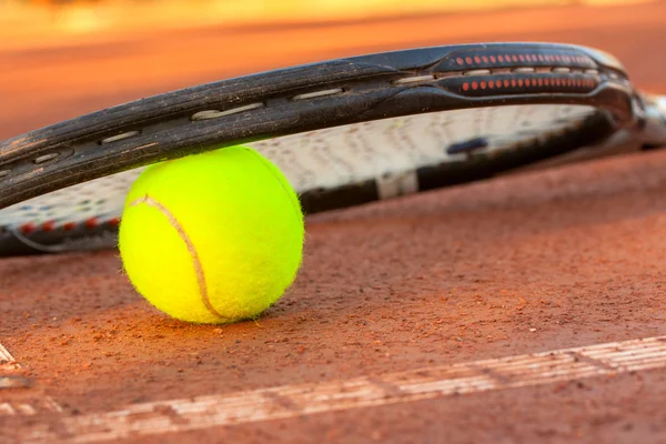 테니스 공 과 라켓 테니스 클레이 코트 — 스톡 사진