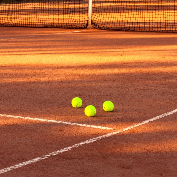 Teniszlabda a teniszpályán — Stock Fotó