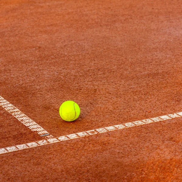 Tennispallo tenniskentällä — kuvapankkivalokuva