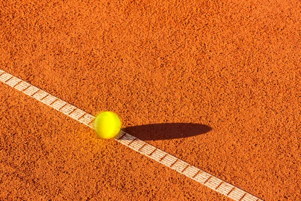 Balle de tennis sur un court de tennis — Photo