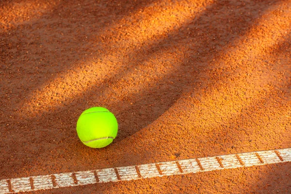 Pelota de tenis en una cancha de tenis — Foto de Stock