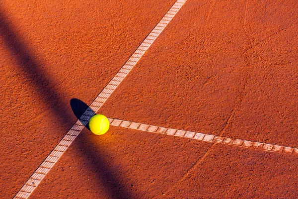 Tennispallo tenniskentällä — kuvapankkivalokuva