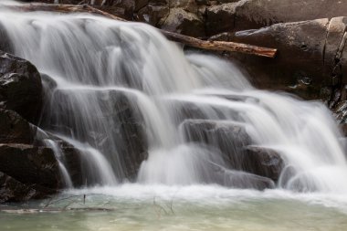 Sabahın erken saatlerinde şelale