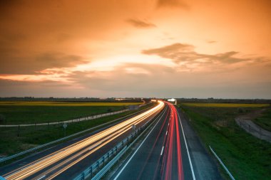 Otobanda hız yapan arabalar