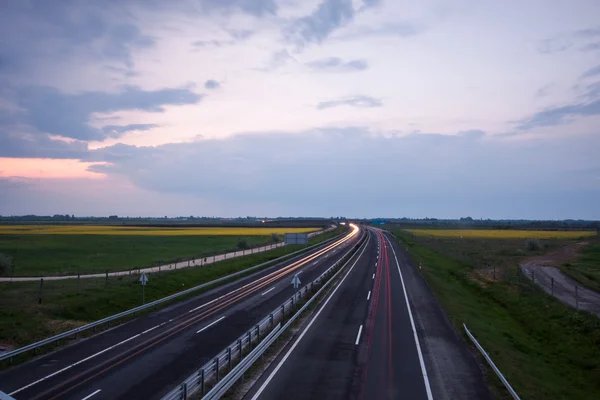 Automobili eccesso di velocità su un'autostrada — Foto Stock