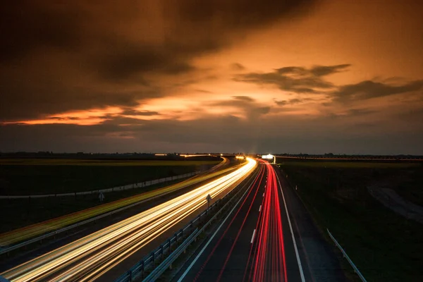 Autos rasen auf Autobahn — Stockfoto