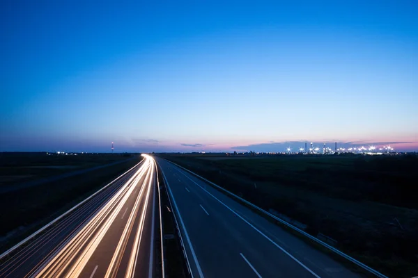 Bilar fortkörning på en motorväg — Stockfoto