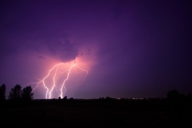 bulutlar ve fırtına ve gök gürültüsü Lightning'ler