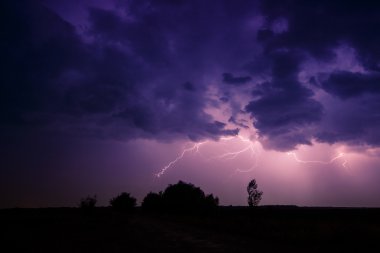bulutlar ve fırtına ve gök gürültüsü Lightning'ler