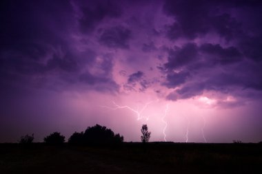 bulutlar ve fırtına ve gök gürültüsü Lightning'ler
