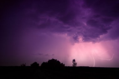 bulutlar ve fırtına ve gök gürültüsü Lightning'ler