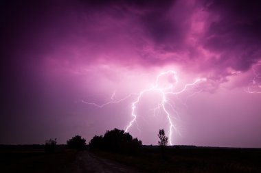 bulutlar ve fırtına ve gök gürültüsü Lightning'ler