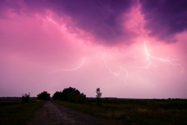bulutlar ve fırtına ve gök gürültüsü Lightning'ler
