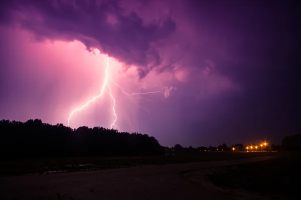 Bulutlar ve fırtına ve gök gürültüsü Lightning'ler — Stok fotoğraf