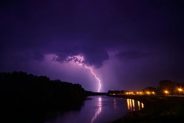 Nuvens e trovões relâmpagos e tempestade — Fotografia de Stock