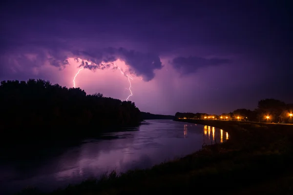 구름과 천둥 번개와 폭풍 — 스톡 사진