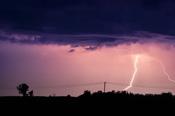 Nubes y truenos relámpagos y tormenta —  Fotos de Stock