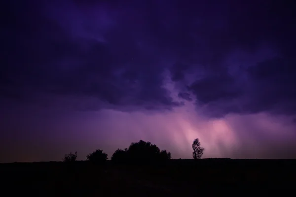 Nuvens e trovões relâmpagos e tempestade — Fotografia de Stock