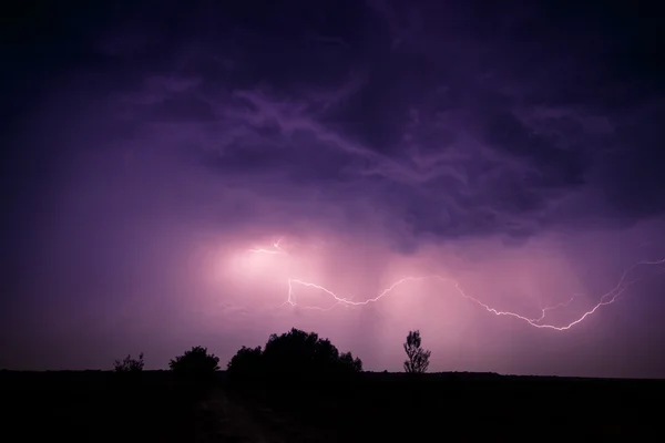 Nuvens e trovões relâmpagos e tempestade — Fotografia de Stock