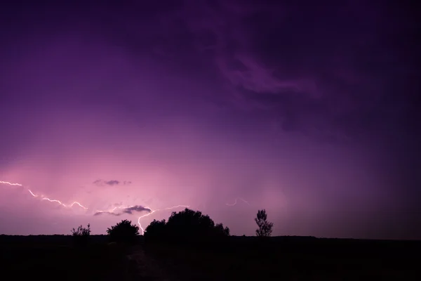 Nubes y truenos relámpagos y tormenta — Foto de Stock