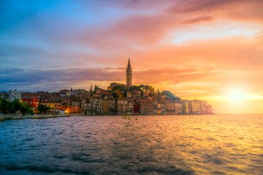 Geceleri Rovinj eski şehirde Adriyatik Denizi