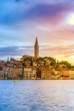 Geceleri Rovinj eski şehirde Adriyatik Denizi