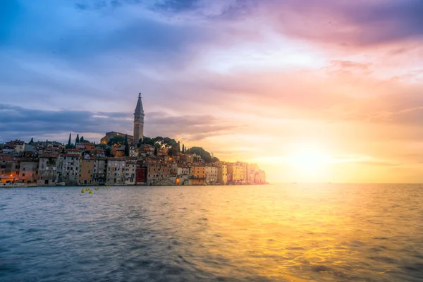 Rovinj vieille ville la nuit dans la mer Adriatique — Photo