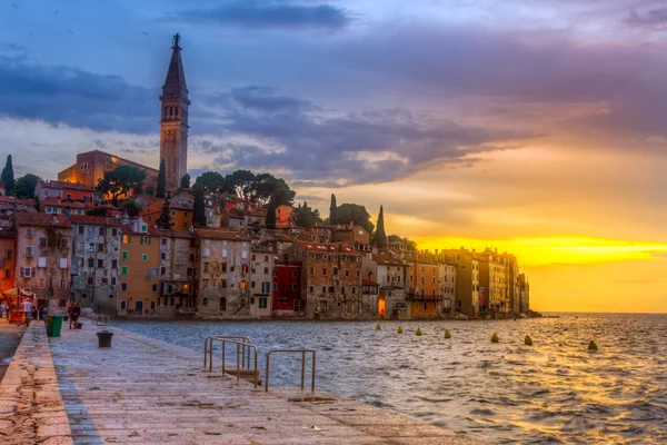 Rovinjs gamla stadsdel på natten i Adriatiska havet — Stockfoto