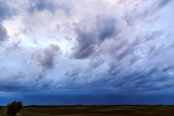 Dramáticas nubes de lluvia sobre el paisaje rural —  Fotos de Stock