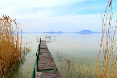 Sakin göl Balaton içinde ahşap iskele