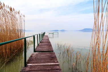 Sakin göl Balaton içinde ahşap iskele