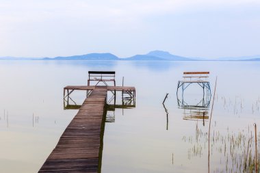 Sakin göl Balaton içinde ahşap iskele