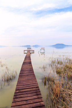 Sakin göl Balaton içinde ahşap iskele