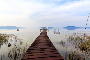 Sakin göl Balaton içinde ahşap iskele
