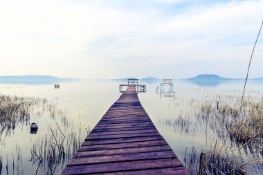 Sakin göl Balaton içinde ahşap iskele