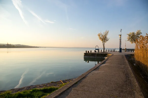 Bonito amanecer en el lago Balaton —  Fotos de Stock