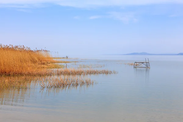 Dřevěné molo v klidné jezero Balaton — Stock fotografie