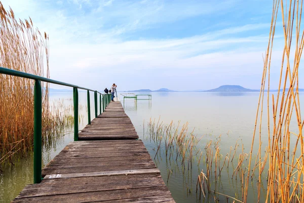 Molo di legno nel tranquillo lago Balaton — Foto Stock