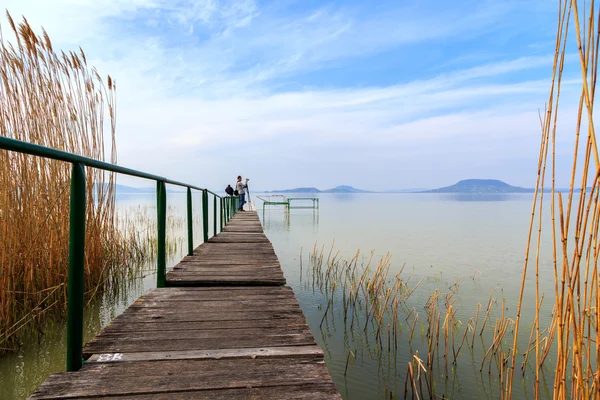 Masse en bois dans le lac tranquille Balaton — Photo