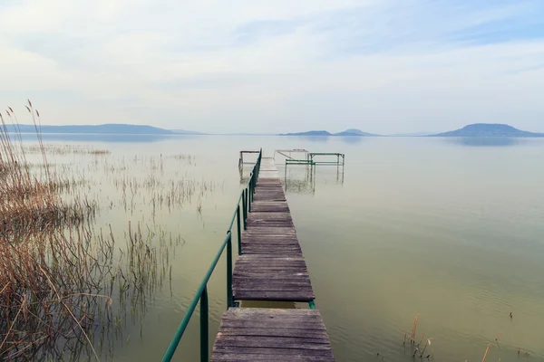 Masse en bois dans le lac tranquille Balaton — Photo