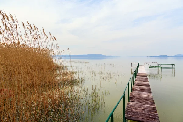 Masse en bois dans le lac tranquille Balaton — Photo