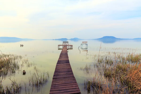 Деревянный пирс в спокойном озере Балатон — стоковое фото