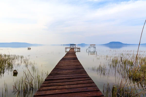 Dřevěné molo v klidné jezero Balaton — Stock fotografie