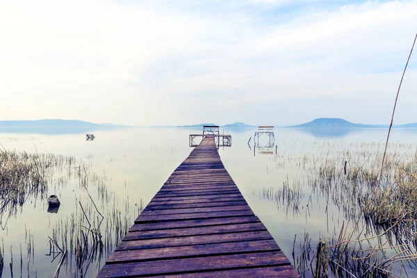 Cais de madeira em lago tranquilo Balaton — Fotografia de Stock