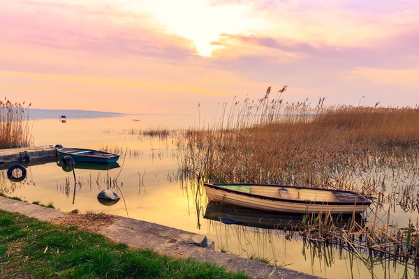 Pôr do sol no lago Balaton com um barco — Fotografia de Stock