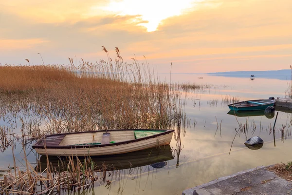 Solnedgång vid sjön Balaton med båt — Stockfoto