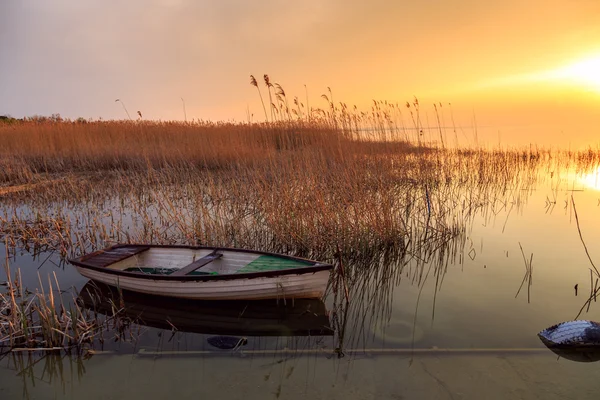 Sunset on the lake Balaton with a boat — Stock Photo, Image