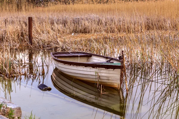Закат на озере Балатон с лодкой — стоковое фото