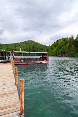 Feribot Tekne Plitvice Gölleri rıhtımda, Hırvatistan.