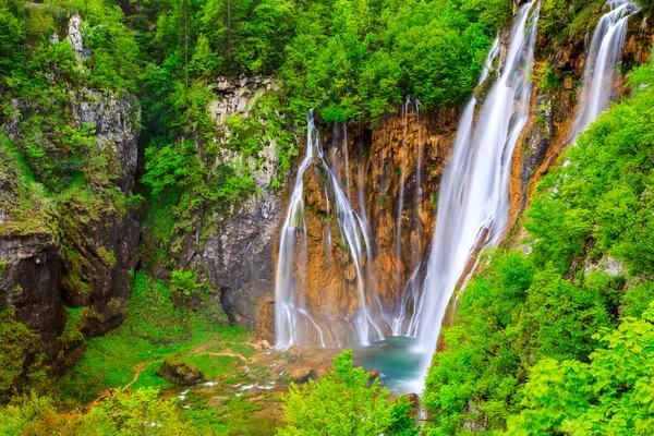 Cascades dans le parc national de Plitvice — Photo